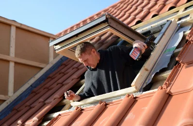 Pose de fenêtres de toit Velux à Tharaux